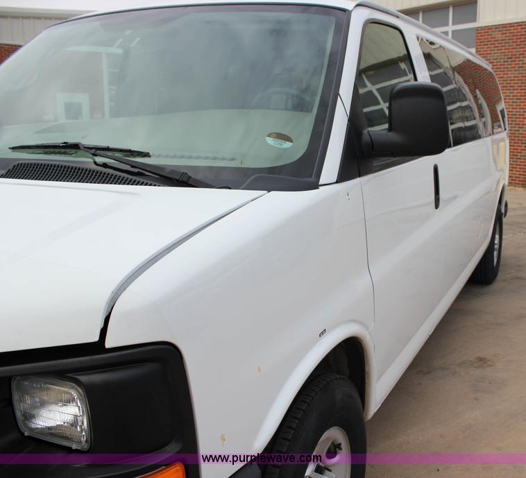 image for item J2318 2010 Chevrolet Express 3500 Extended van