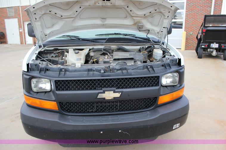 image for item J2318 2010 Chevrolet Express 3500 Extended van