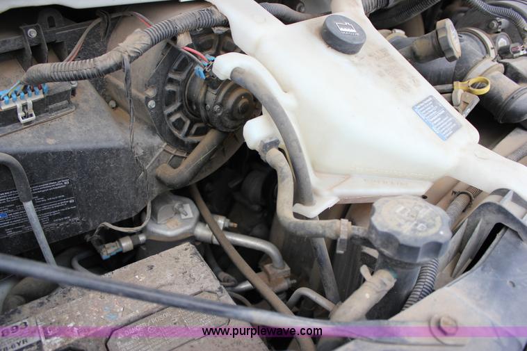 image for item J2318 2010 Chevrolet Express 3500 Extended van