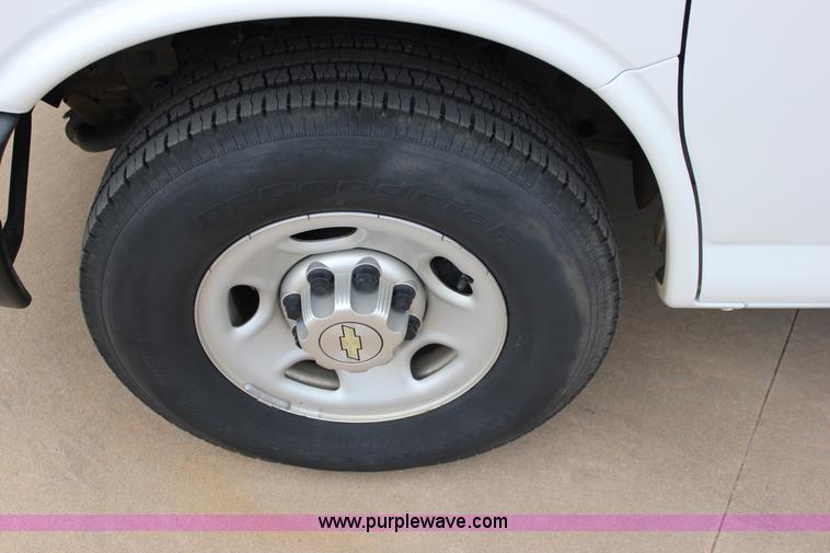 image for item J2318 2010 Chevrolet Express 3500 Extended van