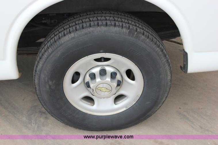 image for item J2318 2010 Chevrolet Express 3500 Extended van