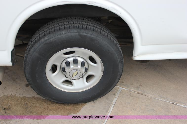 image for item J2318 2010 Chevrolet Express 3500 Extended van