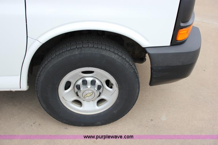 image for item J2318 2010 Chevrolet Express 3500 Extended van