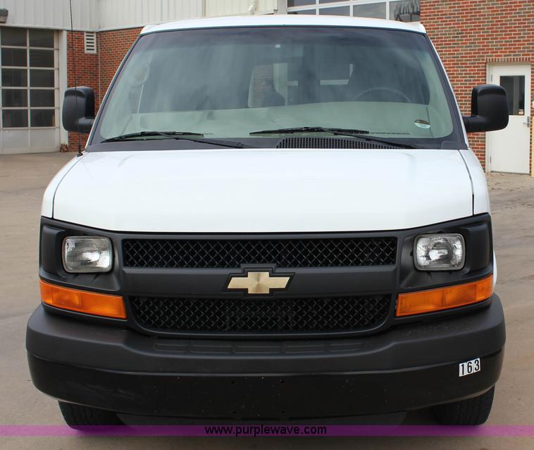 image for item J2319 2010 Chevrolet Express 3500 Extended van