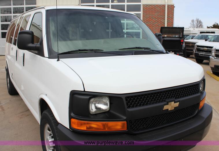image for item J2319 2010 Chevrolet Express 3500 Extended van
