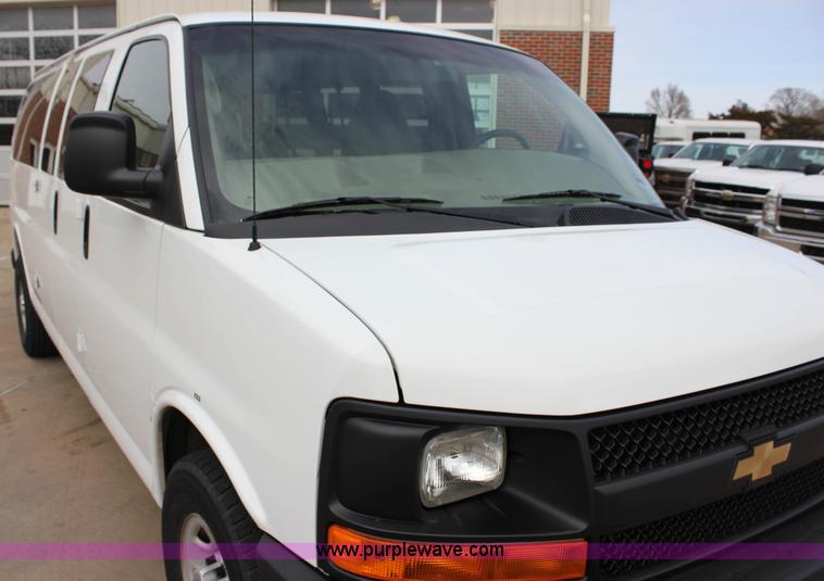 image for item J2319 2010 Chevrolet Express 3500 Extended van