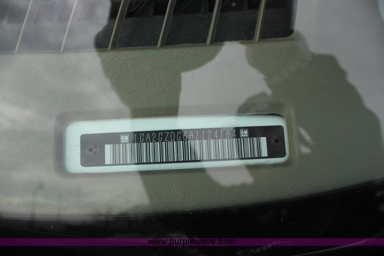 image for item J2319 2010 Chevrolet Express 3500 Extended van