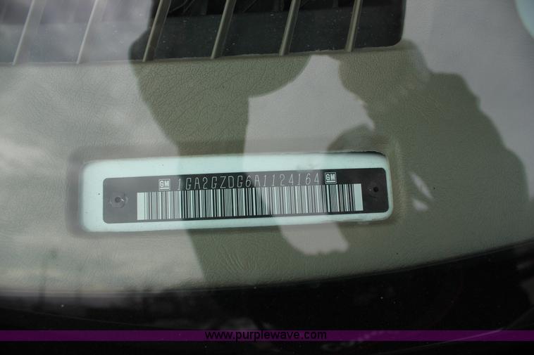 image for item J2319 2010 Chevrolet Express 3500 Extended van