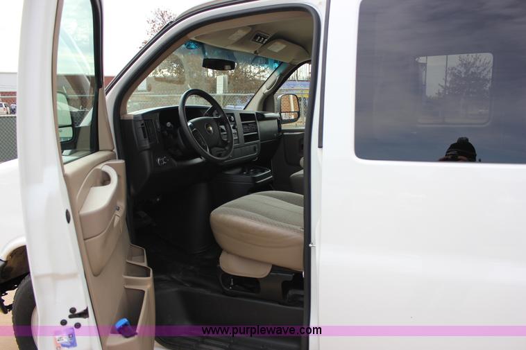 image for item J2319 2010 Chevrolet Express 3500 Extended van