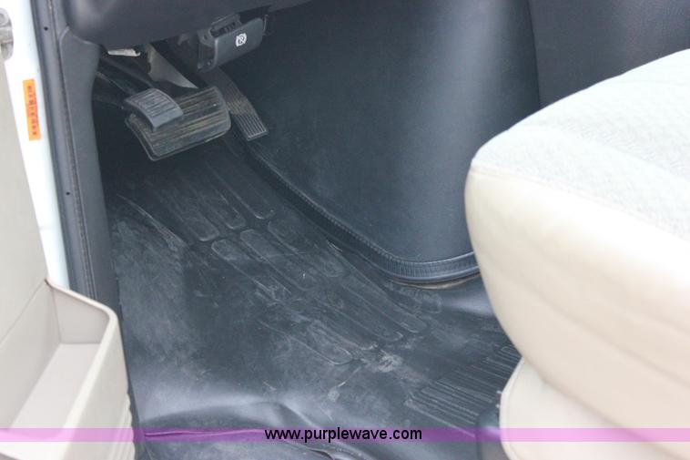 image for item J2319 2010 Chevrolet Express 3500 Extended van