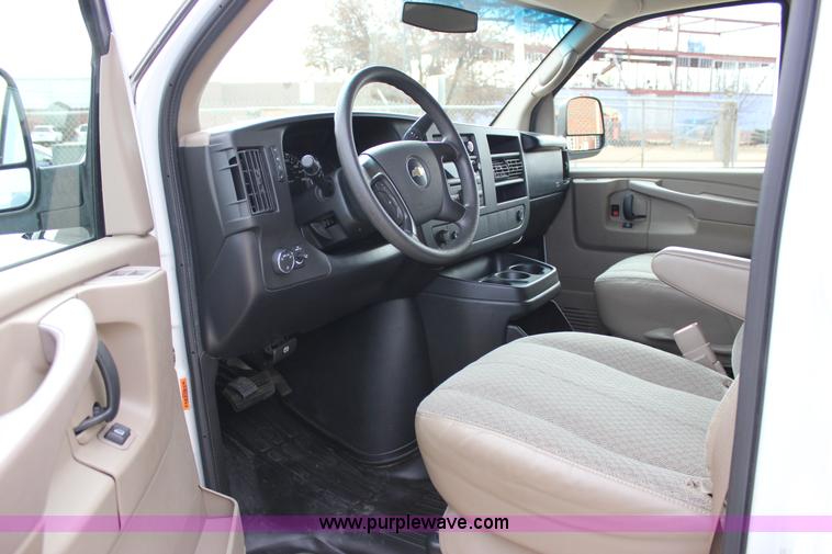 image for item J2319 2010 Chevrolet Express 3500 Extended van