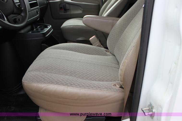 image for item J2319 2010 Chevrolet Express 3500 Extended van