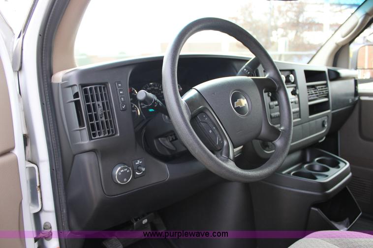 image for item J2319 2010 Chevrolet Express 3500 Extended van