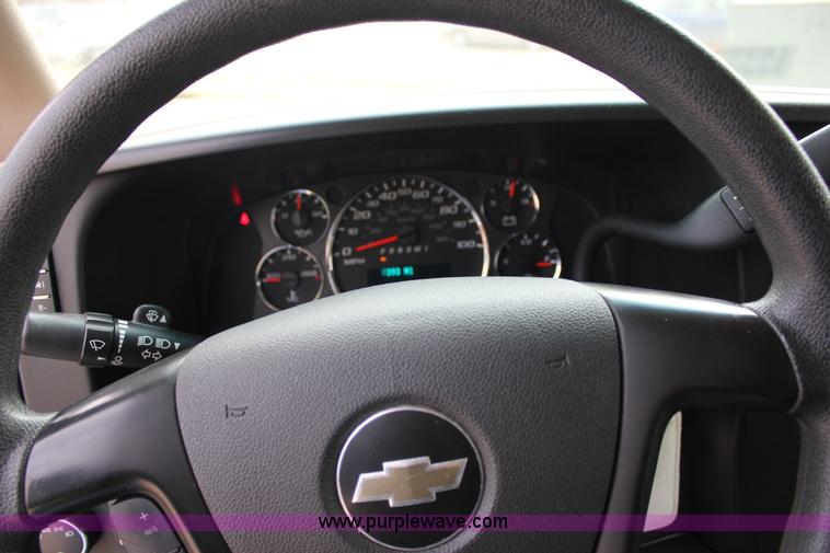 image for item J2319 2010 Chevrolet Express 3500 Extended van