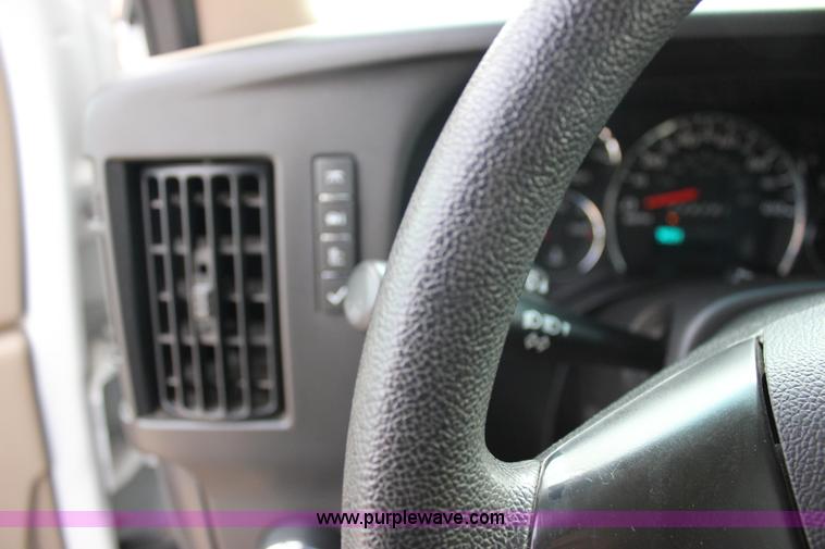 image for item J2319 2010 Chevrolet Express 3500 Extended van