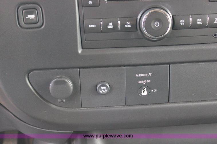image for item J2319 2010 Chevrolet Express 3500 Extended van