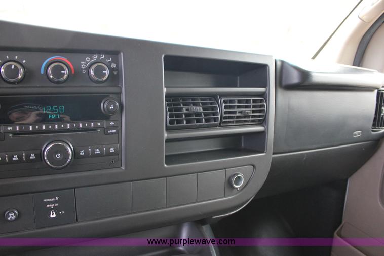 image for item J2319 2010 Chevrolet Express 3500 Extended van