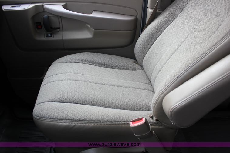 image for item J2319 2010 Chevrolet Express 3500 Extended van