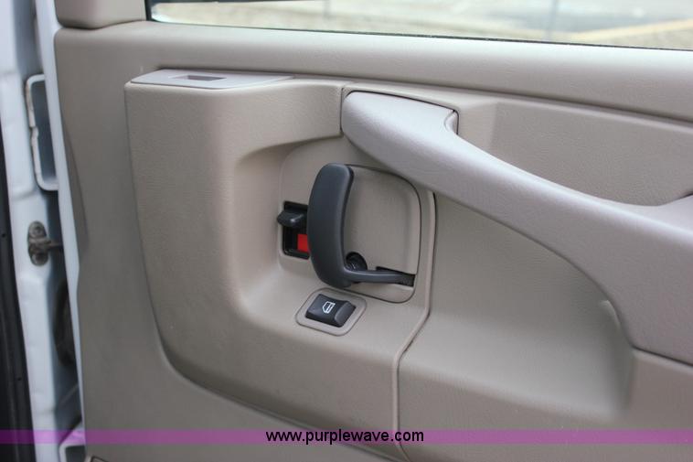 image for item J2319 2010 Chevrolet Express 3500 Extended van