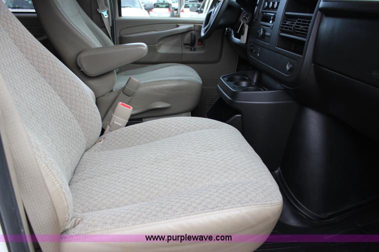 image for item J2319 2010 Chevrolet Express 3500 Extended van
