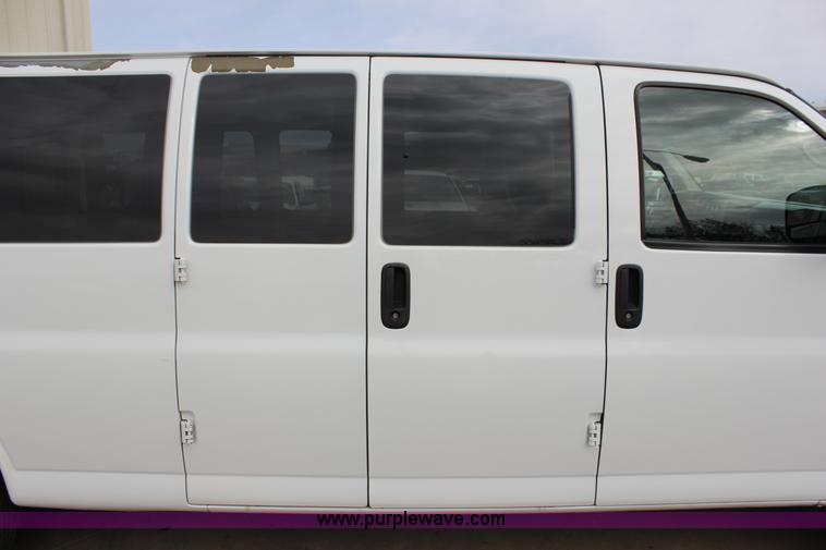 image for item J2319 2010 Chevrolet Express 3500 Extended van