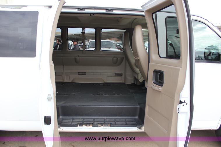 image for item J2319 2010 Chevrolet Express 3500 Extended van