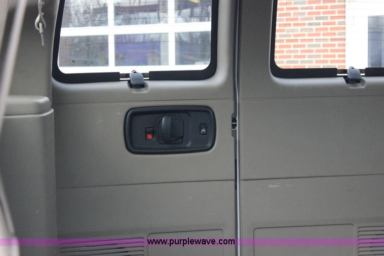 image for item J2319 2010 Chevrolet Express 3500 Extended van