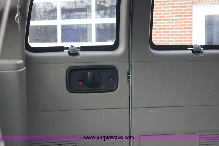 image for item J2319 2010 Chevrolet Express 3500 Extended van