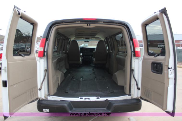 image for item J2319 2010 Chevrolet Express 3500 Extended van