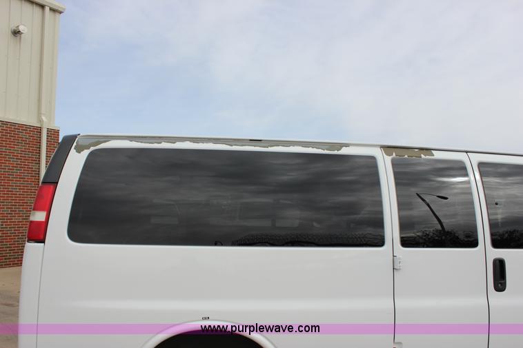 image for item J2319 2010 Chevrolet Express 3500 Extended van