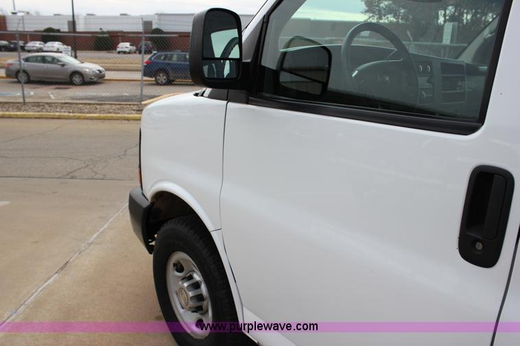 image for item J2319 2010 Chevrolet Express 3500 Extended van