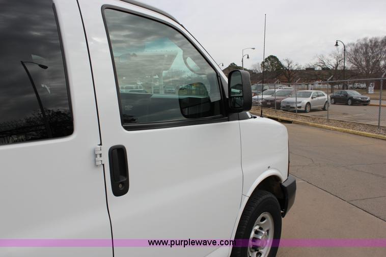 image for item J2319 2010 Chevrolet Express 3500 Extended van