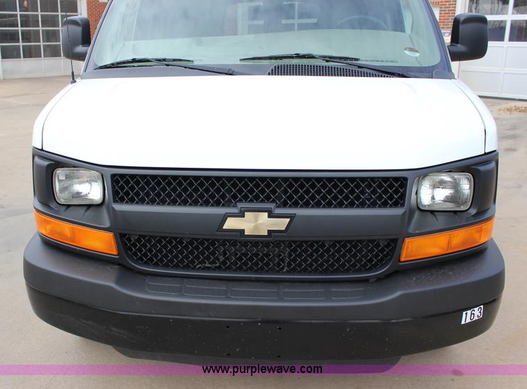image for item J2319 2010 Chevrolet Express 3500 Extended van