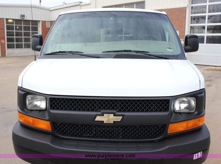 image for item J2319 2010 Chevrolet Express 3500 Extended van