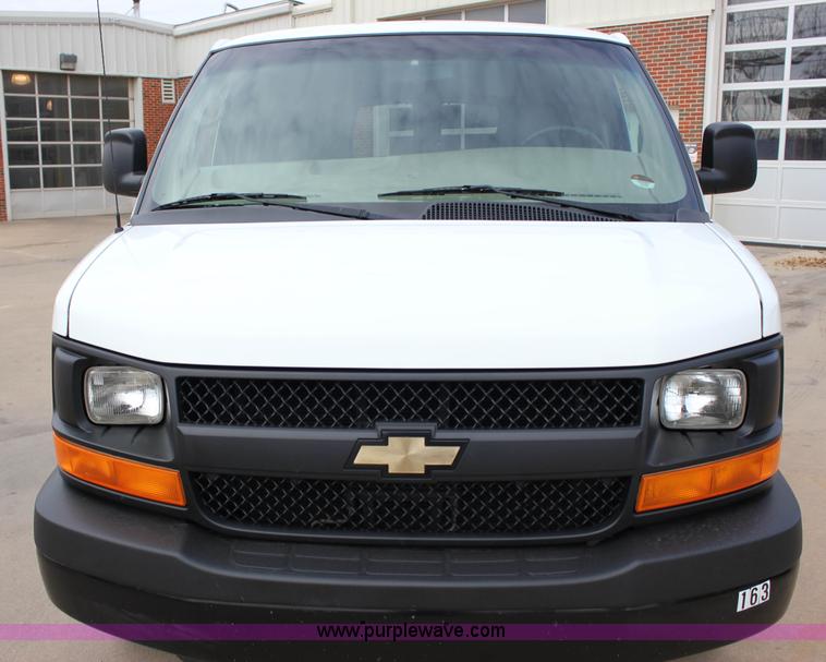 image for item J2319 2010 Chevrolet Express 3500 Extended van