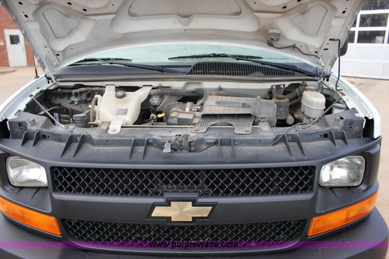 image for item J2319 2010 Chevrolet Express 3500 Extended van