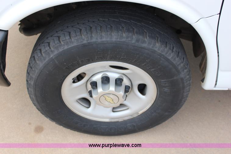 image for item J2319 2010 Chevrolet Express 3500 Extended van