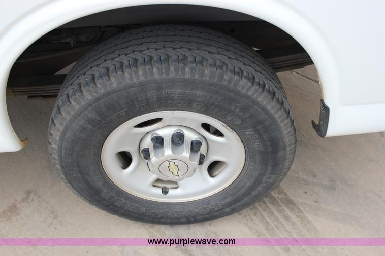 image for item J2319 2010 Chevrolet Express 3500 Extended van