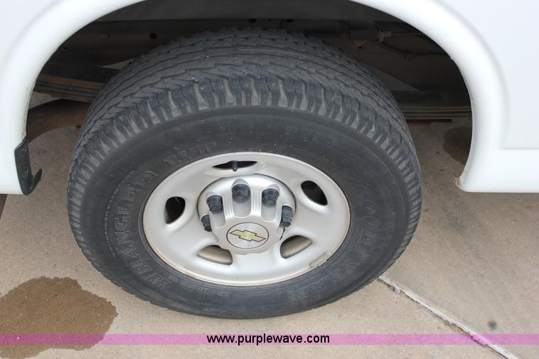 image for item J2319 2010 Chevrolet Express 3500 Extended van