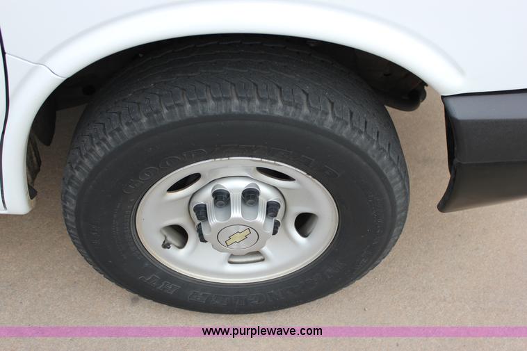 image for item J2319 2010 Chevrolet Express 3500 Extended van