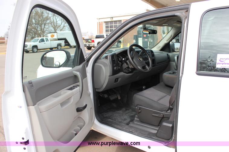 image for item J2321 2010 Chevrolet Silverado 2500HD LS Ext. Cab pickup truck