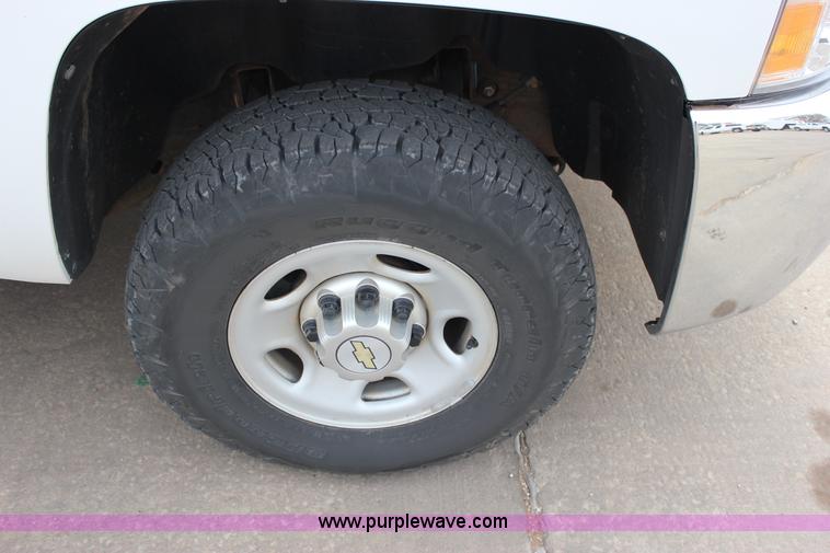 image for item J2321 2010 Chevrolet Silverado 2500HD LS Ext. Cab pickup truck