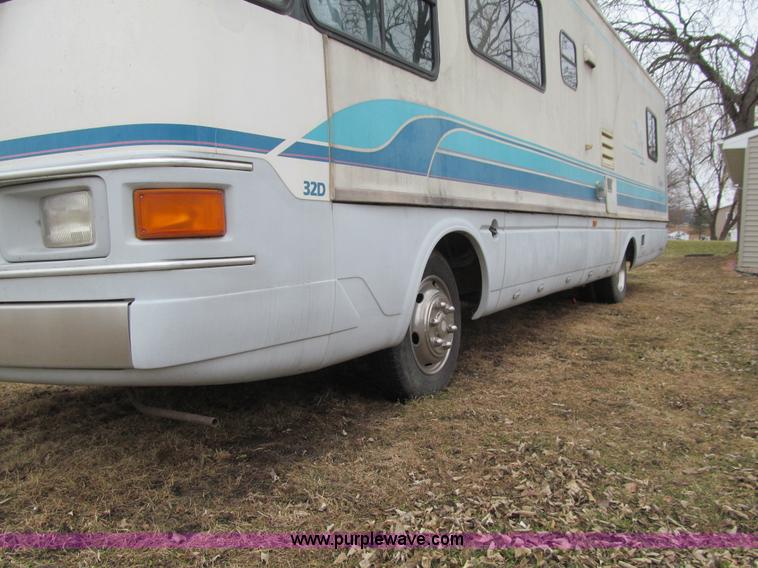 image for item J3320 1993 Oshkosh Dolphin 32D 32' RV