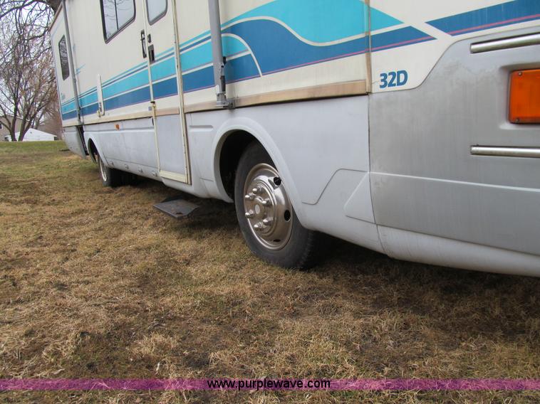 image for item J3320 1993 Oshkosh Dolphin 32D 32' RV