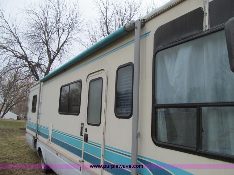 image for item J3320 1993 Oshkosh Dolphin 32D 32' RV