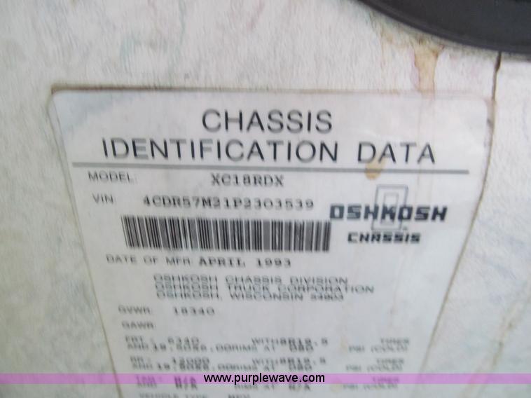 image for item J3320 1993 Oshkosh Dolphin 32D 32' RV