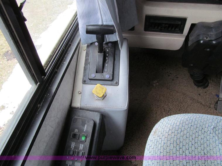 image for item J3320 1993 Oshkosh Dolphin 32D 32' RV