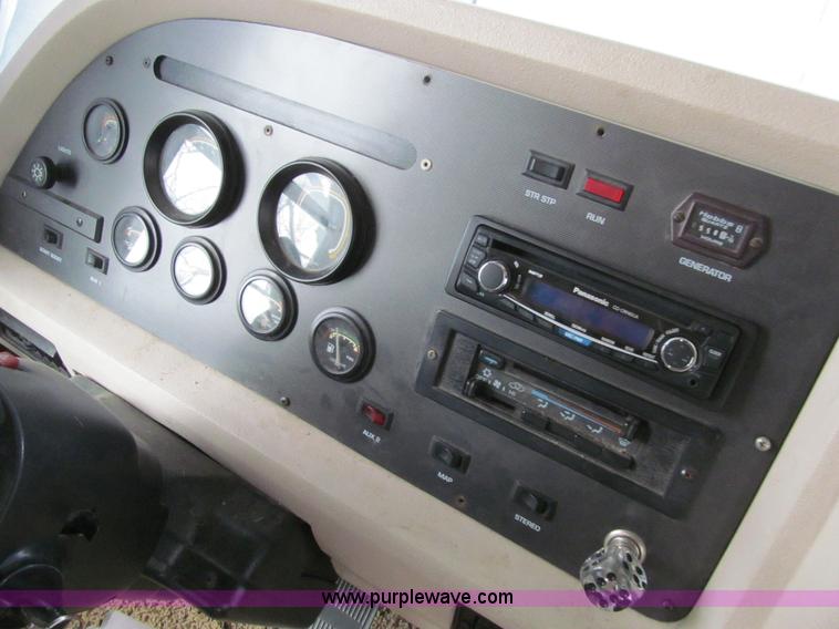 image for item J3320 1993 Oshkosh Dolphin 32D 32' RV