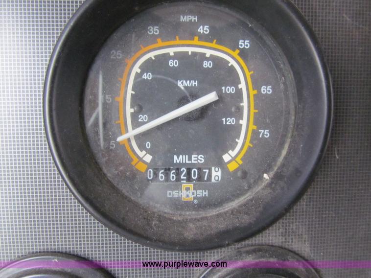 image for item J3320 1993 Oshkosh Dolphin 32D 32' RV