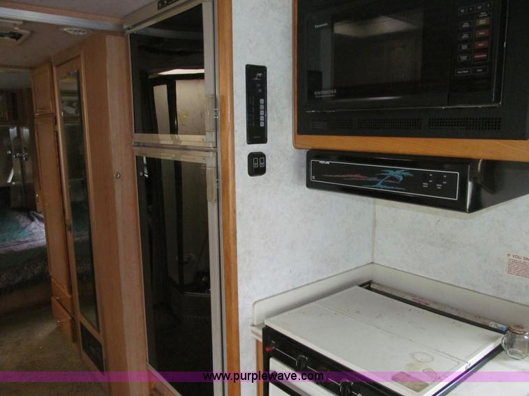 image for item J3320 1993 Oshkosh Dolphin 32D 32' RV